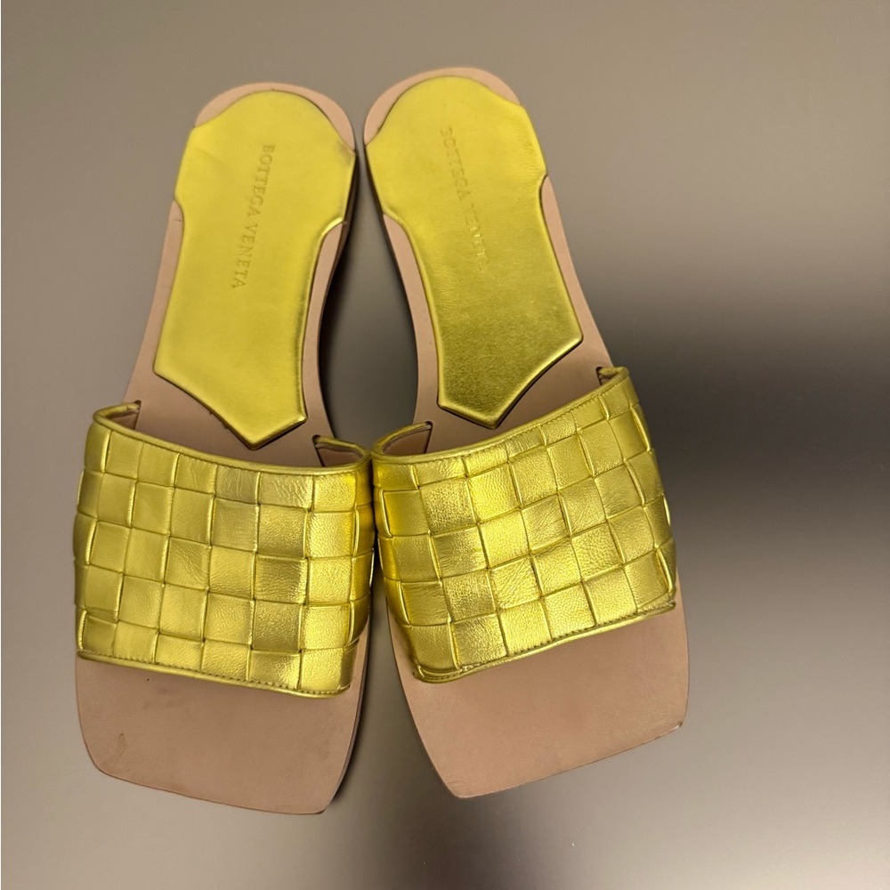Laminated Nappa Intrecciato Squared Toe Flat Sandals 41 Gold